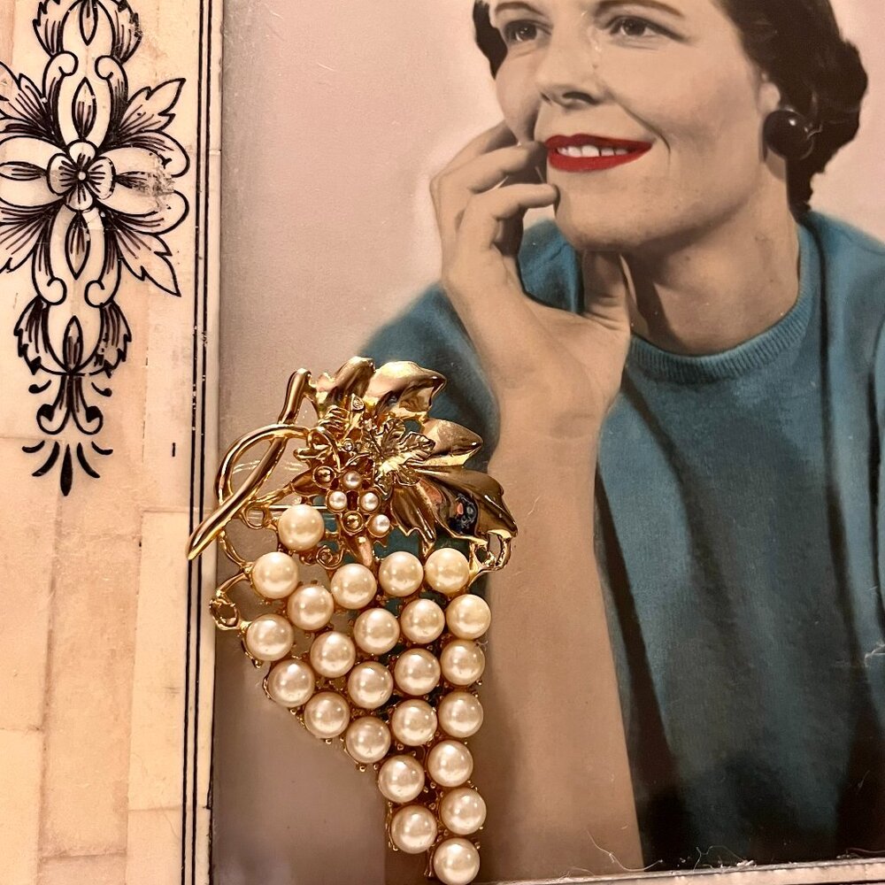 Gold Pearl Grape Cluster Brooch - Classic Women Jewelry - Picture 1 of 8